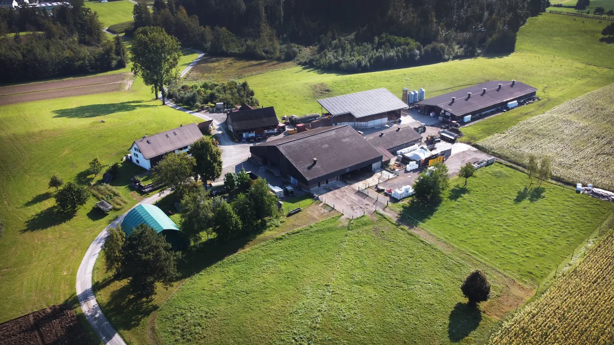 Luftaufnahme des Heggenhofs in Grüningen.